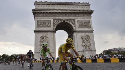 L'Italien Vincenzo Nibali au pied de l'Arc de Triomphe, &agrave; Paris, le 27 juillet 2014. (JEFF PACHOUD / AFP)