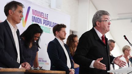 Le leader de la France insoumise Jean-Luc Mélenchon, avec le secrétaire national d'Europe Ecologie-Les Verts Julien Bayou et le Premier secrétaire du Parti socialiste, Olivier Faure, le 19 mai 2022 à Paris.&nbsp; (THOMAS SAMSON / AFP)