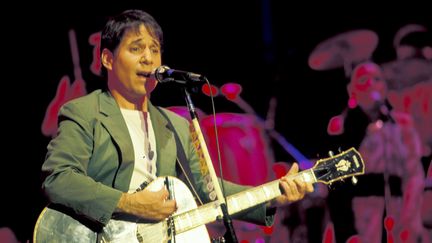 Paul Simon sur scène le 6 juillet 1987 à Jones Beach (État de New York), durant la tournée du triomphal album "Graceland" (JACK VARTOOGIAN / GETTY IMAGES / ARCHIVE PHOTOS)