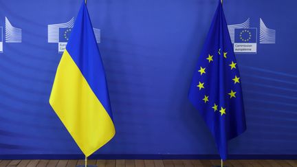 Un drapeau ukrainien et un drapeau européen sont disposés au siège de la Commission européenne, le 9 juin 2022, à Bruxelles (Belgique). (VALERIA MONGELLI / HANS LUCAS / AFP)