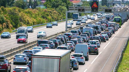 Un embouteillage sur l'autoroute A7, à proximité de Valence (Drôme), le 9 juillet 2023. (NICOLAS GUYONNET / HANS LUCAS / AFP)