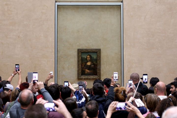 Des visiteurs prennent en photo la Joconde, oeuvre phare du musée du Louvre. Avril 2018.
 (Pedro Fiuza / NurPhoto)