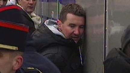 Olivier Besancenot, qui protestait contre la réforme du statut de La Poste, interpellé à l'Assemblée, le 15/12/2009. (France 3)