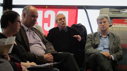 Des militants communistes d&eacute;battent aux c&ocirc;t&eacute;s de Patrick Le Hyaric, directeur du journal "L'Humanit&eacute;" et candidat aux l&eacute;gislatives, le 19 juin 2012 &agrave; Aubervilliers (Seine-Saint-Denis). (ILAN CARO / FTVI)