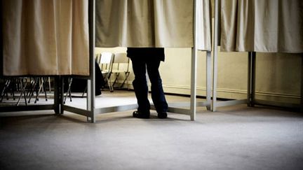 Un bureau de vote à Dijon lors des précédentes élections régionales (archives, 2008). (AFP / Jeff Pachoud)