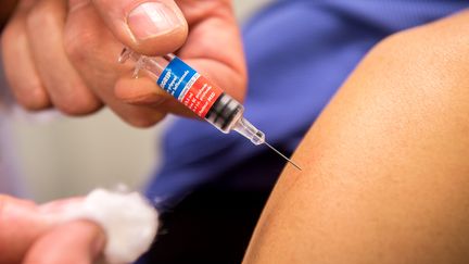 Un patient reçoit un vaccin contre la grippe, le 8 octobre 2015, à Lille. (PHILIPPE HUGUEN / AFP)