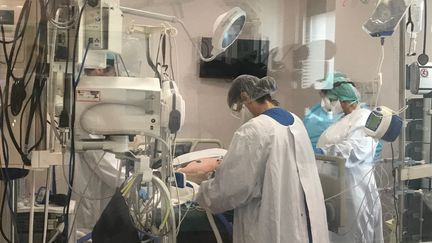 Un malade du Covid en réanimation à l'hôpital de Périgueux (Dordogne). (VALÉRIE DEJEAN / RADIO FRANCE)