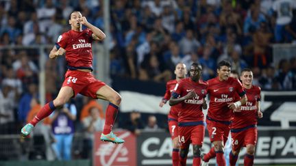 Zlatan Ibrahimovic c&eacute;l&egrave;bre son doubl&eacute; face &agrave; l'Olympique de Marseille, au Stade V&eacute;lodrome, le 7 octobre 2012.&nbsp; (ANNE-CHRISTINE POUJOULAT / AFP)