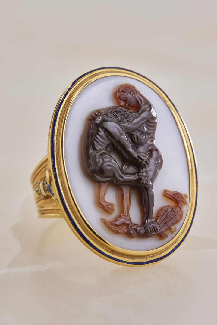 Exposition "Pierres gravées.&nbsp;Camées, intailles et bagues de la collection Guy Ladrière" :&nbsp;Hercule terrassant le lion, camée en sardonyx sur une bague en or émaillé.&nbsp;Sicile, XIIIe siècle. (Benjamin Chelly)