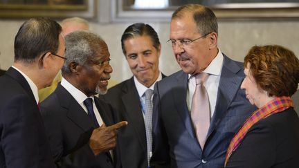 L'&eacute;missaire sp&eacute;cial de l'ONU sur la Syrie, Kofi Annan, discute avec le &nbsp;secr&eacute;taire g&eacute;n&eacute;ral de l'ONU, Ban Ki-moon, le ministre des Affaires &eacute;trang&egrave;res russe, Sergei Lavrov, et la chef de la diplomatie britannique, Catherine Ashton, le 30 juin 2012 &agrave; Gen&egrave;ve. (FABRICE COFFRINI / AFP)