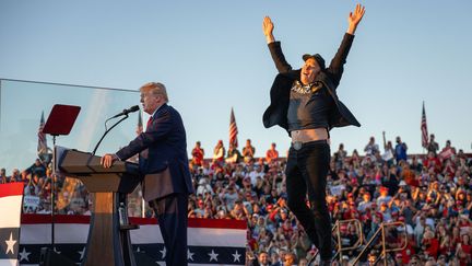 Le milliardaire Elon Musk, fervent soutien de Donald Trump, saute sur scène pendant un meeting à Butler (Pennsylvanie), le 5 octobre 2024. (JIM WATSON / AFP)