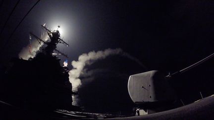 Un missile Tomahawk est tiré depuis le destroyeur USS Porter de la marine américaine, en mer Méditerranée, le 7 avril 2017. (FORD WILLIAMS / US NAVY / AFP)