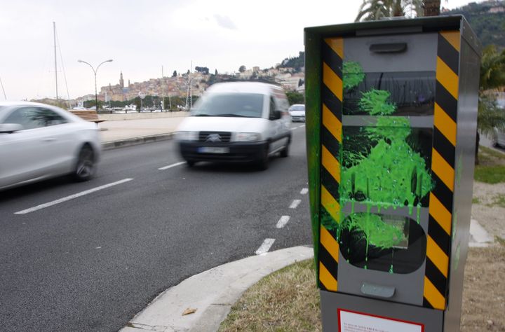 La m&eacute;thode a fait ses preuves : les radars sont souvent mis hors d'&eacute;tat de fonctionner gr&acirc;ce &agrave; des bombes de peinture, comme ici &agrave; Menton (Alpes-Maritimes), le 11 f&eacute;vrier 2012. (MAXPPP)