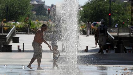 A Toulouse, le 17 ao&ucirc;t 2012, lors d'une &eacute;pisode de canicule. (PASCAL PAVANI / AFP)