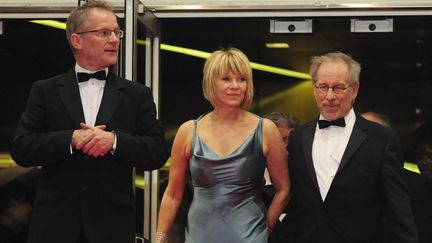 Thierry Frémaux et Steven Spielberg entourent Kate Capshaw à Cannes en 2008
 (POOL OCHLIK MORIN/IP3)