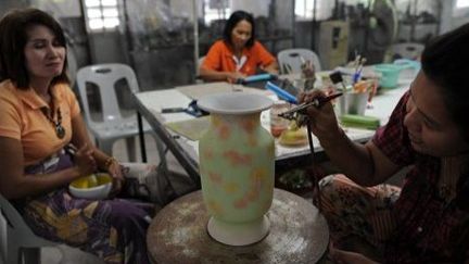 Veuves de guerre thaïlandaises dans l'atelier poterie du village de Rotan Batu, le 19 septembre 2013. (AFP/Christophe Archambault)