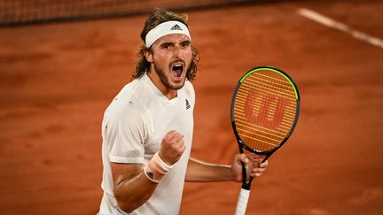 Stefanos Tsitsipas lors de son quart de finale face à Daniil Medvedev. (ANNE-CHRISTINE POUJOULAT / AFP)