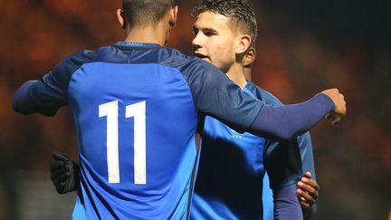 Sébastien Haller (à gauche), félicité par Lucas Hernandez, lors de la victoire de l'équipe de France Espoirs face à la Côte d'Ivoire. (FRANCOIS NASCIMBENI / AFP)