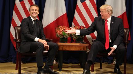 Emmanuel Macron et Donald Trump, à New York (Etats-Unis), le 18 septembre 2017, à l'occasion de la 72e assemblée générale de l'ONU. (LUDOVIC MARIN / AFP)