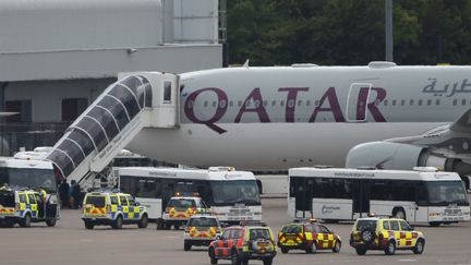 L'avion Qatar Airways s'est pos&eacute; sur le tarmac de l'a&eacute;roport de Manchester (Royaume-Uni) apr&egrave;s une fausse alerte &agrave; la bombe, mardi 5 ao&ucirc;t 2014. (REUTERS)