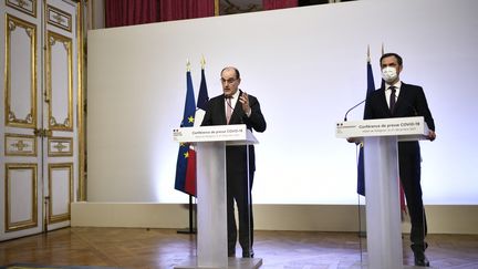 Jean Castex et Olivier Véran à Matignon, lundi 27 décembre. (STEPHANE DE SAKUTIN / AFP)