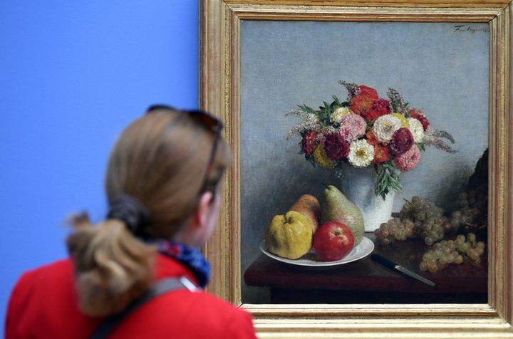 Une visiteuse contemple le tableau "Fleurs et fruits" (1860) de Fantin-Latour, le 17 mars 2017
 (Jean-Pierre Clatot / AFP)