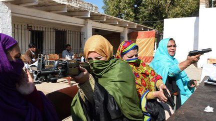 Suite à l'attaque du 16 décembre 2014 dans une école de Peshawar, au Pakistan, des enseignantes sont entraînées au maniement des armes. (AFP)