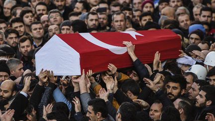 Les funérailles de Yunus Gormek, 23 ans, une des 39 victimes de l'attaque terroriste, le soir du Nouvel An contre la discothèque Reina d'Istanbul, le 2 janvier 2017. (BULENT KILIC/AFP)