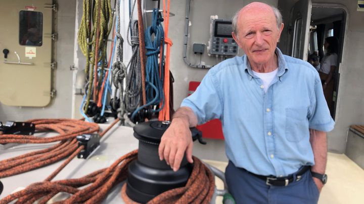 L'explorateur français Jean-Louis Etienne, à bord du voilier "Persévérance". (HUGO CHARPENTIER / RADIO FRANCE)