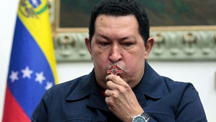 Le pr&eacute;sident v&eacute;n&eacute;zu&eacute;lien, Hugo Chavez, embrasse un crucifix lors d'une intervention t&eacute;l&eacute;vis&eacute;e, peu avant son op&eacute;ration, le 8 d&eacute;cembre 2012. (PRESIDENCIA / PRESIDENCIA)