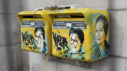 Des&nbsp;portraits de l'ancienne ministre Simone Veil dégradés par des croix gammées, mardi 12 février 2019 sur des boîtes aux lettres situées dans le 13e arrondissement de Paris. (MAXPPP)