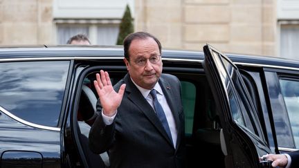 François Hollande arrive à l'Elysée, à Paris, pour rencontrer Emmanuel Macron et parler de la situation en Ukraine, le 25 février 2022. (AMAURY BLIN / HANS LUCAS / AFP)