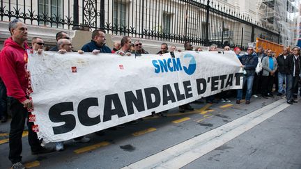 Des salari&eacute;s de la SNCM sont rassembl&eacute;s devant le tribunal de commerce de Marseille, le 12 novembre 2014. (MAXPPP)