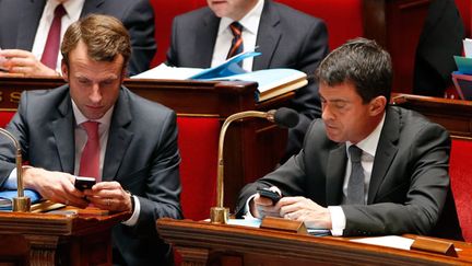 &nbsp; (Emmanuel Macron et Manuel Valls mobilisés jusqu'au bout © REUTERS | Charles Platiau)