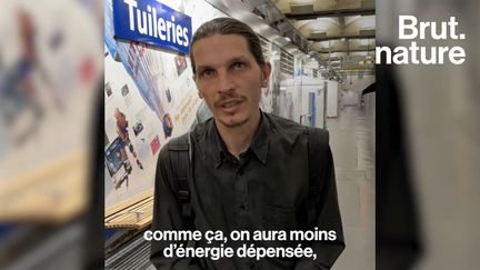 L’association Résistance à l’agression publicitaire demande aux autorités d’éteindre les écrans lumineux publicitaires afin de répondre à l’urgence climatique. Brut les a suivis lors de l’une de leurs actions dans le métro parisien.