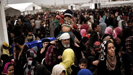 Des déplacés irakiens au camp Hammam al-Alil, au sud de Mossoul, en mars 2017 (ARIS MESSINIS / AFP)