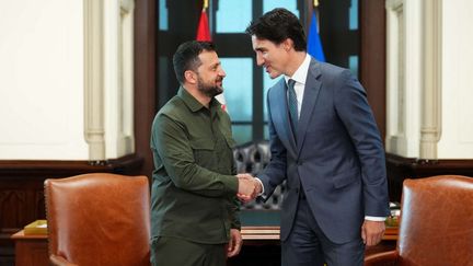 Le président ukrainien Volodymyr Zelensky (gauche) et le Premier ministre canadien Justin Trudeau, à Ottawa, la capitale du Canada, le 22 septembre 2023. (SEAN KILPATRICK / AFP)