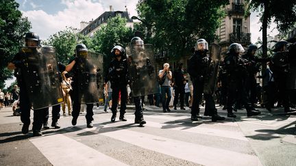 Des policiers sur la voie publique lors d'une précédente manifestation interdite à Paris, le 8 juillet 2023. (XOSE BOUZAS / HANS LUCAS / AFP)