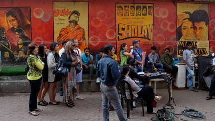 Des touristes assistent à une scène de tournage à Mumbai (janvier 2014)
 (Bollywood s&#039;apprête à accueillir son premier musée du cinéma )