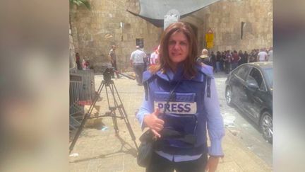 Shireen&nbsp;Abu&nbsp;Akleh&nbsp;était une journaliste connue et reconnue pour la chaîne&nbsp;Al-Jazeera.&nbsp;Elle a été tuée mercredi 11 mai alors qu’elle couvrait une opération de l’armée israélienne en Cisjordanie.&nbsp;L’armée israélienne nie toute responsabilité, mais Reporters sans frontières, l’ONU, les États-Unis et l’Europe réclament une enquête transparente. (FRANCE 3)