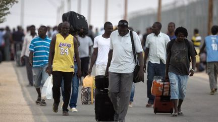 La justice israélienne a ordonné, le 11 août 2015, la libération de centaines de clandestins africains, retenus depuis plus d'un an dans le désert du Néguev.    (MENAHEM KAHANA / AFP)