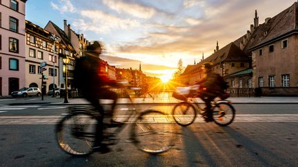 Cyclistes à Strasbourg. Photo d'illustration (ALEXANDER SPATARI / MOMENT RF)