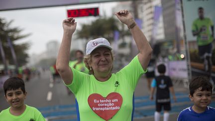 La Brésilienne Ivonette Balthazar a participé à une course de trois kilomètres à Rio (Brésil), dimanche 24 septembre 2017, un an après avoir reçu le cœur d'un vice-champion olympique de canoë. (MAURO PIMENTEL / AFP)