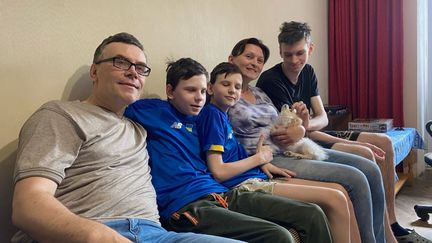 Une famille de Kiev se prépare pour le match de foot de ce soir entre l'Ukraine et le Pays de Galles. (BORIS LOUMAGNE / RADIO FRANCE)