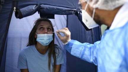 Une femme subit un test PCR, à Paris, le 4 septembre 2020. (CHRISTOPHE ARCHAMBAULT / AFP)