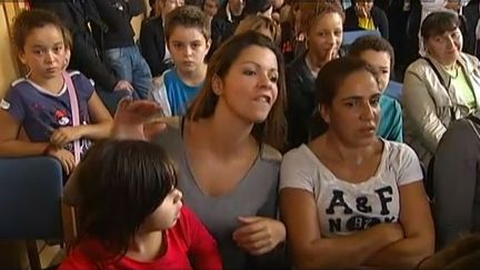 Une r&eacute;union confrontant professeurs et parents d'&eacute;l&egrave;ves, &agrave; la mairie d'Aubervilliers (Seine-Saint-Denis), le 3 octobre 2013. ( FRANCE 2 / FRANCETV INFO)