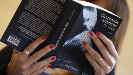 Le tome 1 de la trilogie Cinquante nuances de Grey d'E.L. James&nbsp;sort le 17 octobre 2012 dans les librairies fran&ccedil;aises.&nbsp; (KENZO TRIBOUILLARD / AFP)