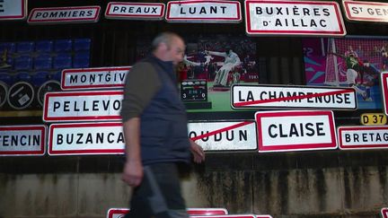 Moins d’un an après les mobilisations des agriculteurs à travers la France, la colère des agriculteurs est revenue. Des panneaux de plusieurs communes de l’Indre ont été décrochés par les agriculteurs. (France 2)