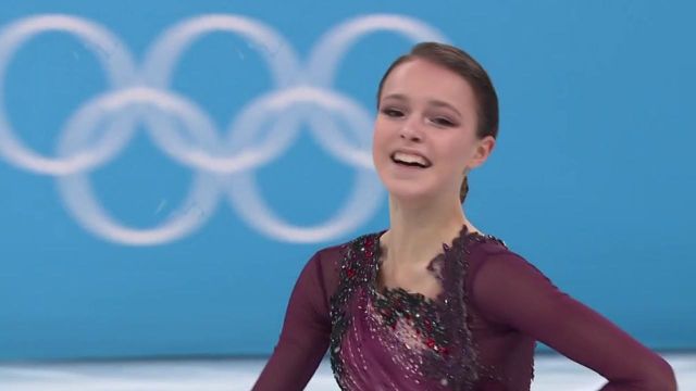 A la surprise générale, Anna Shcherbakova a été sacrée championne olympique grâce à un superbe programme libre. Même si la Russe visait une médaille, la performance manquée de sa compatriote Kamila Valieva a fortement contribué à son sacre. Avec une note totale de 255.95, elle devance Alexandra Trusova (251.73) et la Japonaise Kaori Sakamoto (233.13).