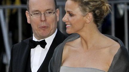 Le prince Albert et sa fiancée, le 19 juin 2010, au mariage de la princesse Victoria de Suède et de Daniel Westling. (AFP Daniel Sannul Lauten)